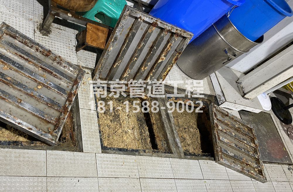 278虹口城管中队食堂隔油池清理